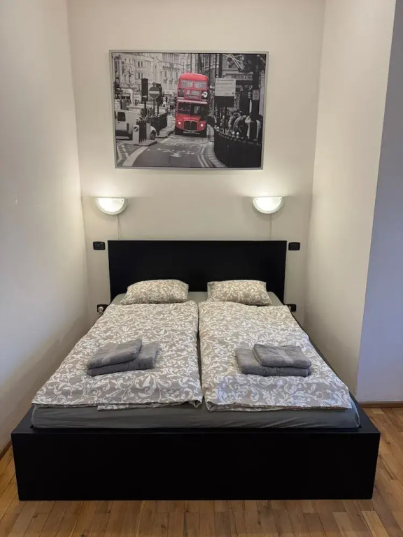Studio - Sleeps 2 -smoking on Balcony - Pets -wifi