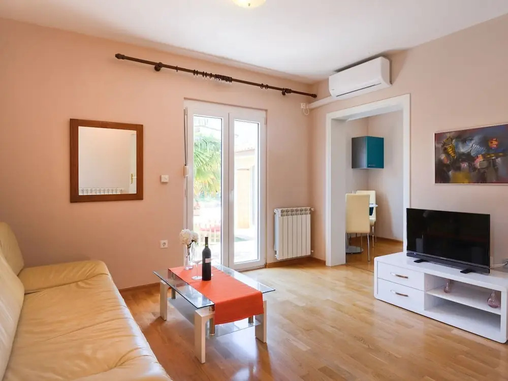 Modern apartment with pool, free Wi-Fi and air conditioning, ideal for a couple