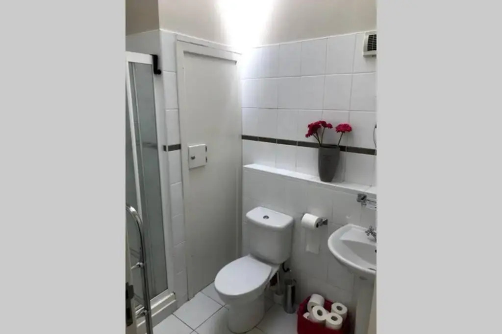 Stylish 3 Bed Apartment with Lough Atalia Views