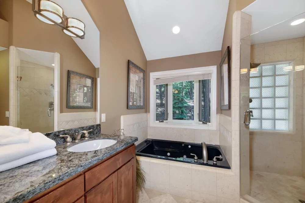 4BR 4.5BA Luxurious Tahoe Retreat with Hot Tub S Lake Tahoe by RedAwni