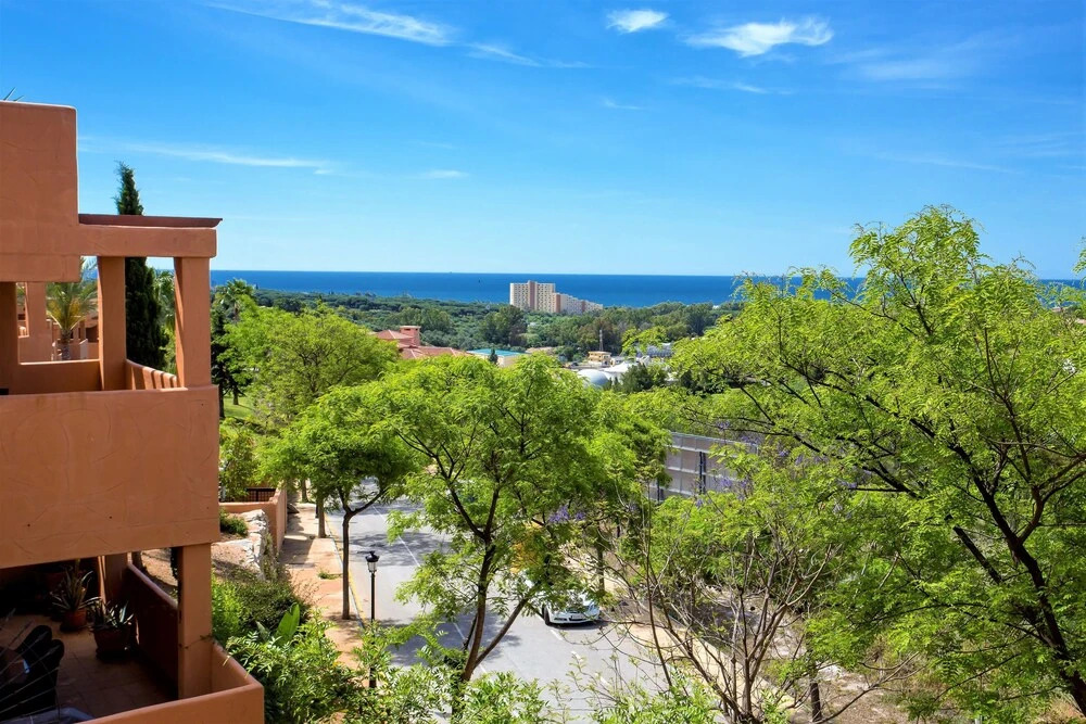 Delightful 2 Bed Apartment with sea views PW10