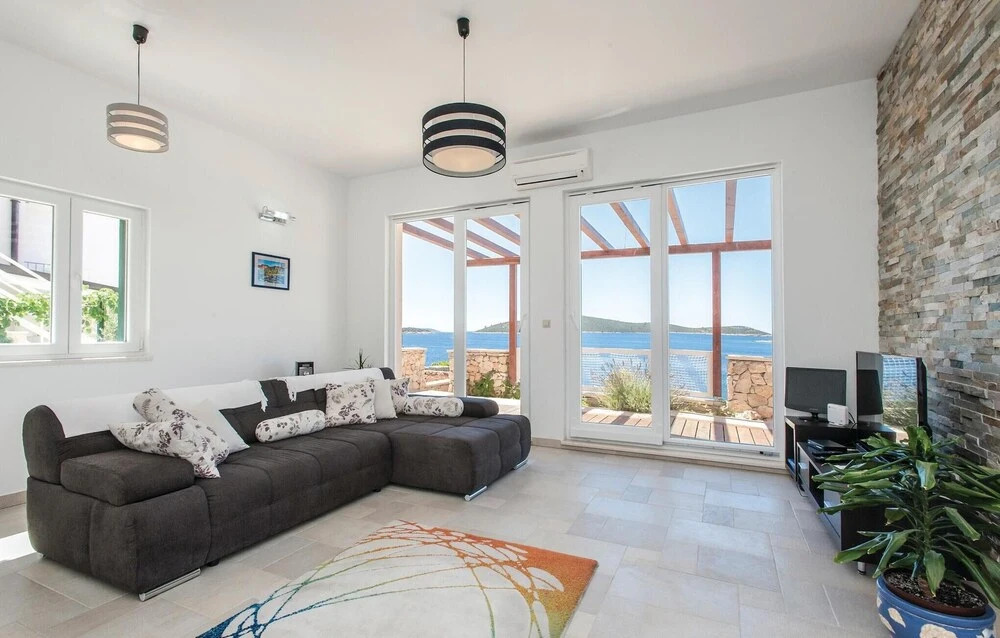 Awesome Home In Sevid