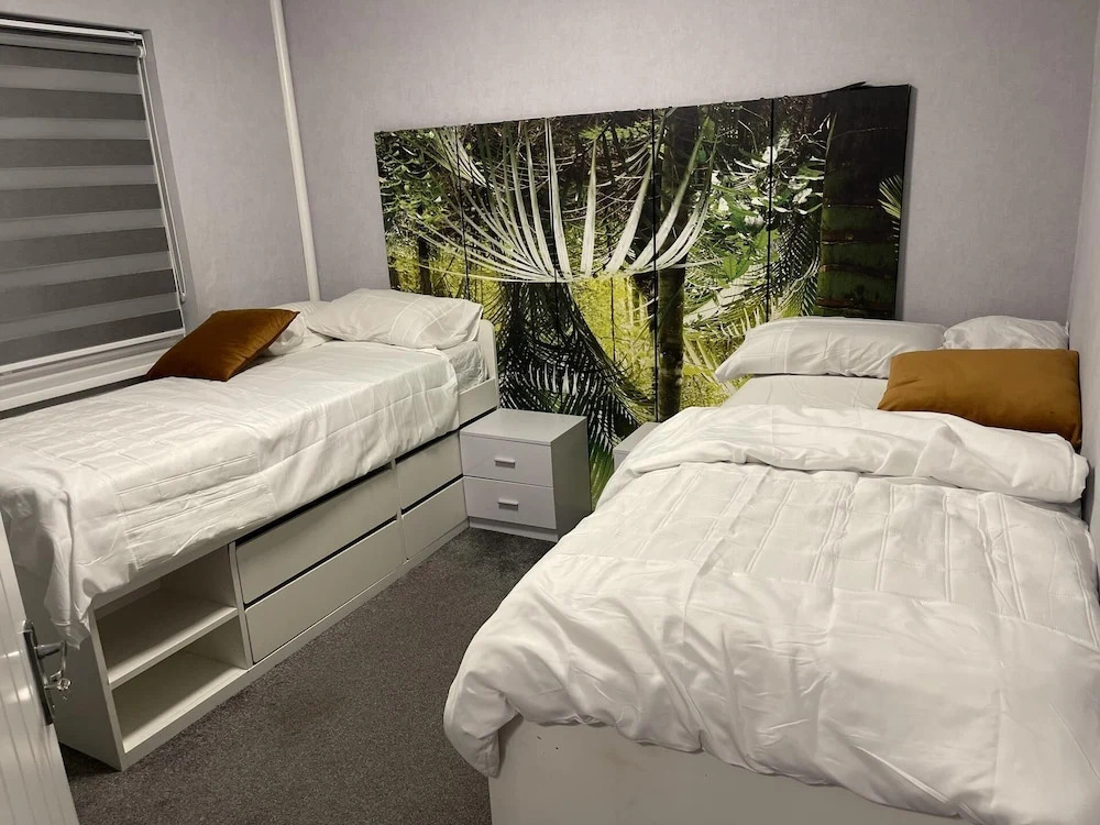 3 Bed House - Sleeps 6 With Free Parking