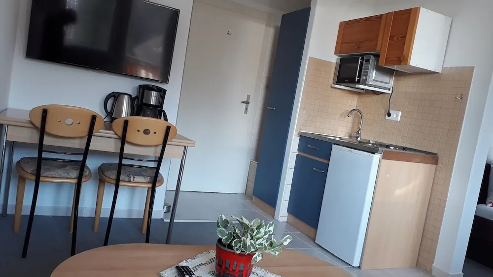 Apartmenthaus am Waldrand- Küche - Frühstück - Balkon