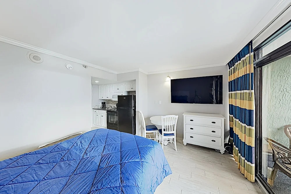 Ground-level Oceanfront W/ Pools & Hot Tubs 1 Bedroom Condo