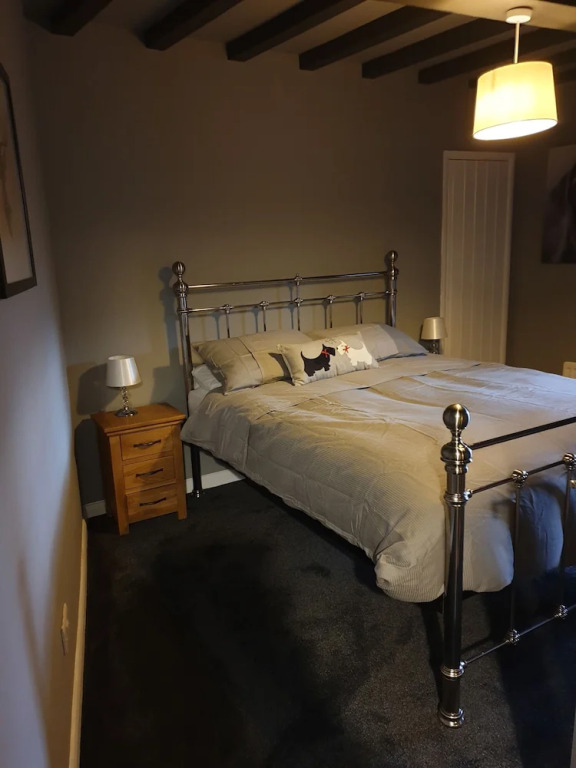 4 Bed Sleeps 8 On-Road Parking WiFi