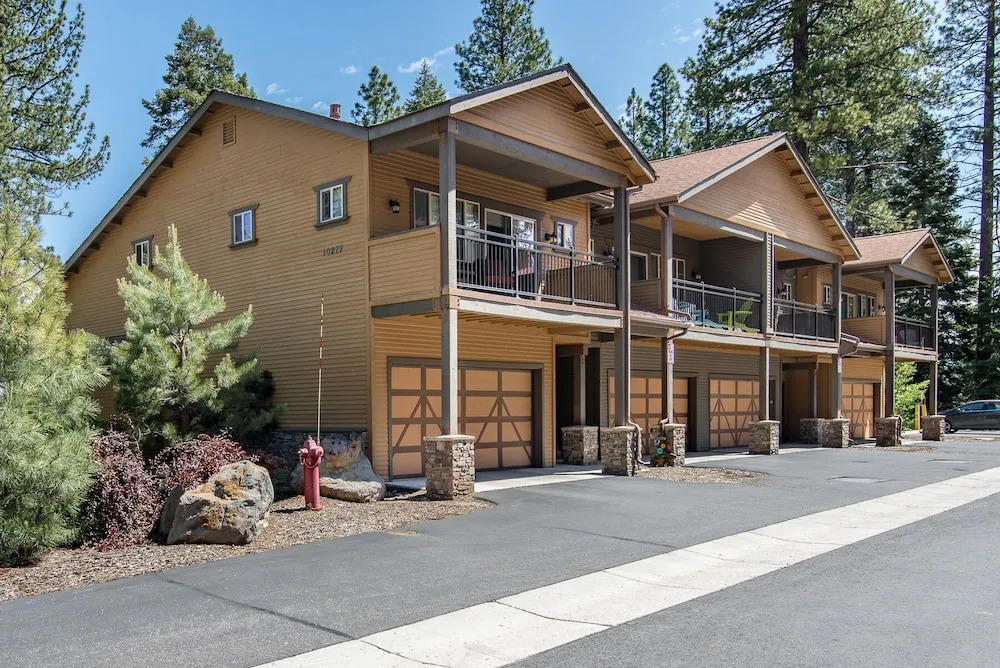 Truckee Townhouse Walk Everywhere by RedAwning