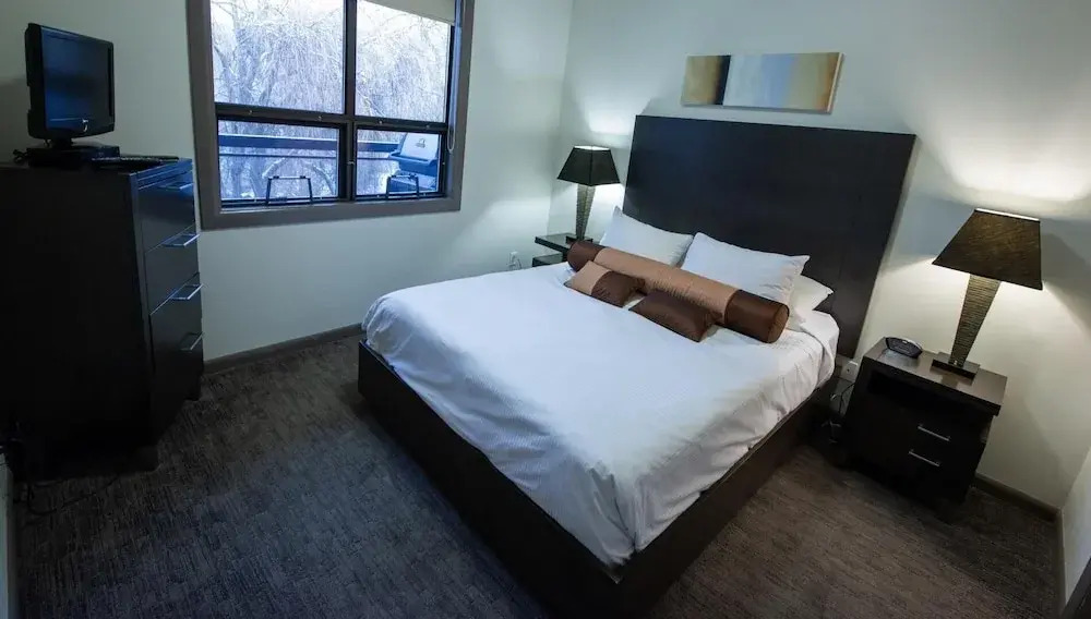 Pool Level 2 Bed, 1 Bath - Unit 371