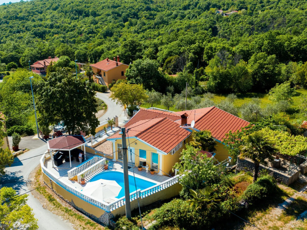 Villa in Ripenda Kras with Pool and Sauna