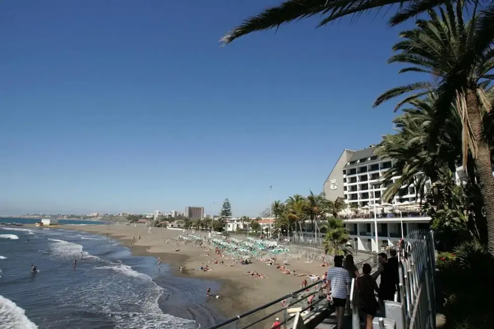Renovated Apartment by the Beach and Yumbo Centre
