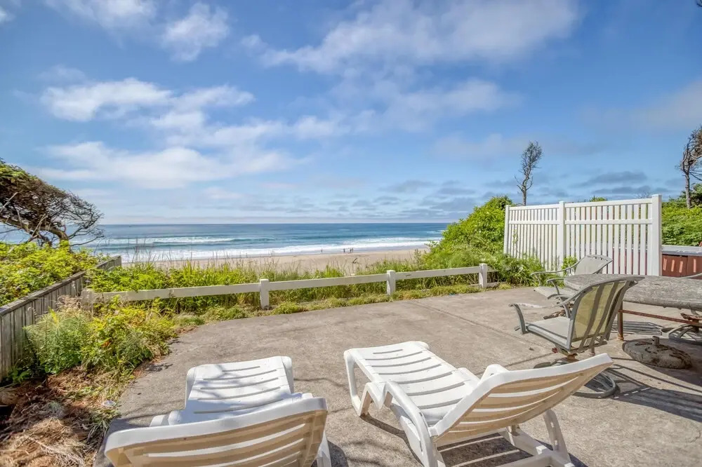 Oceanview Hot Tub and Cozy Bonus Room - Charming Coastal Retreat