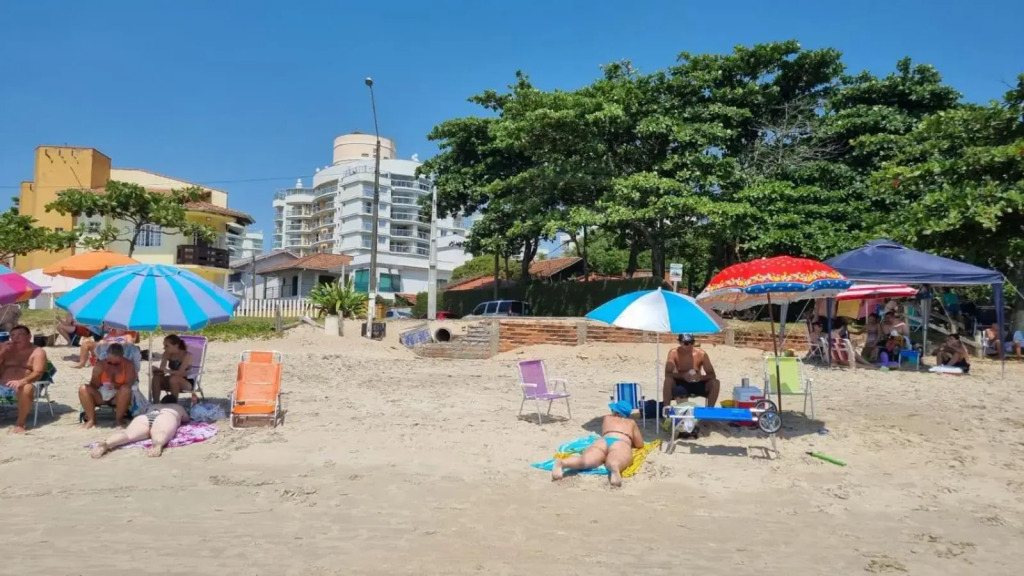 Beto Carrero, 2 Quartos, 1 vaga, Home Club Completo, Ar e Smart TV, Piscina, na quadra do mar