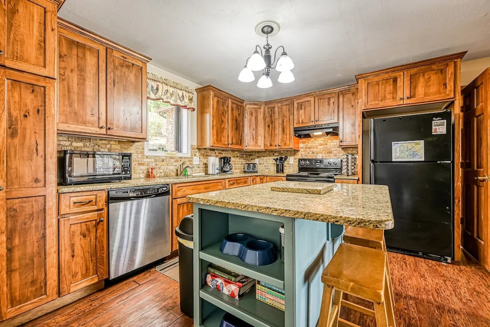 Herons Rest - Lakefront Home With Dock, Pool Table, & hot tub - Dogs OK