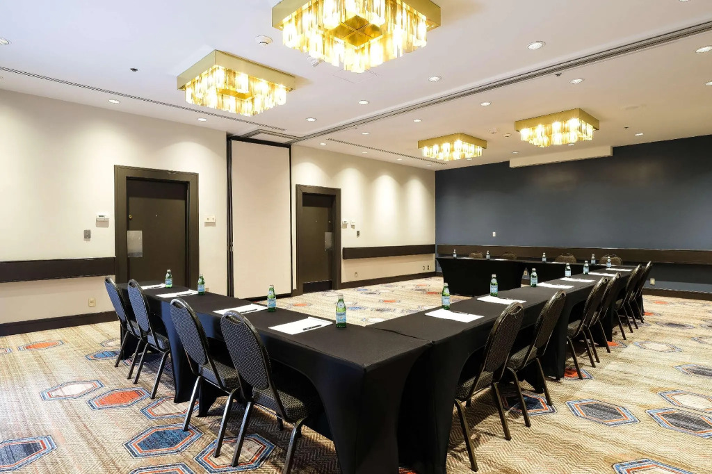 DoubleTree by Hilton Libertyville-Mundelein