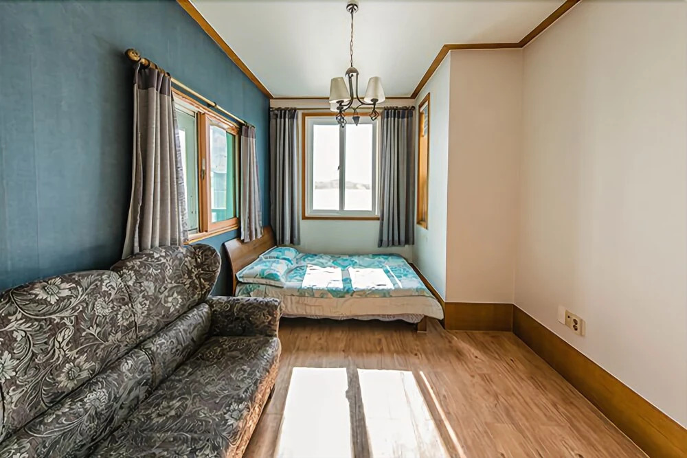Yeosu White Village Pension