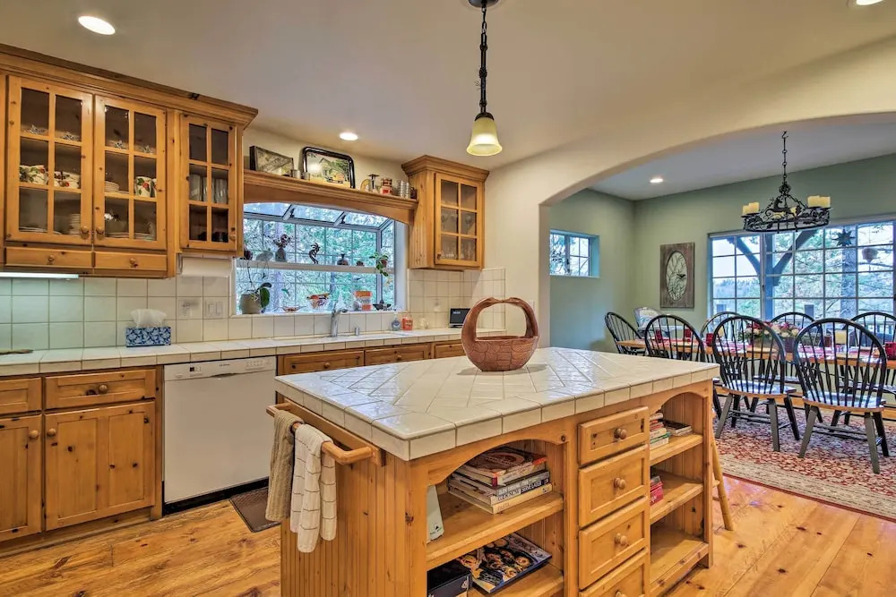 Luxe Lake Arrowhead Home w/ Deck, 3 Mi to Village