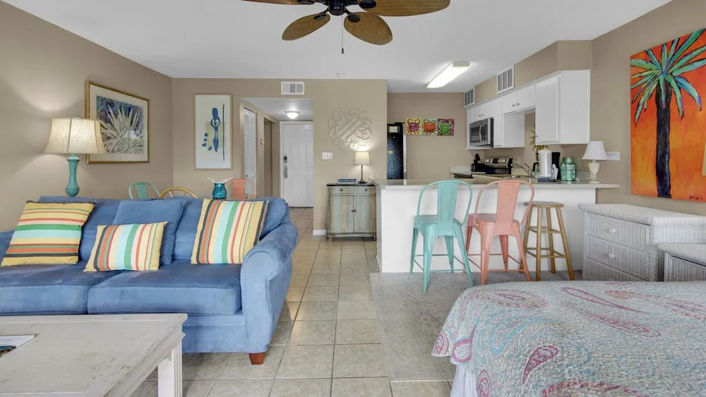 2 Minutes To The Beach & Dog Friendly - Sleeps 4