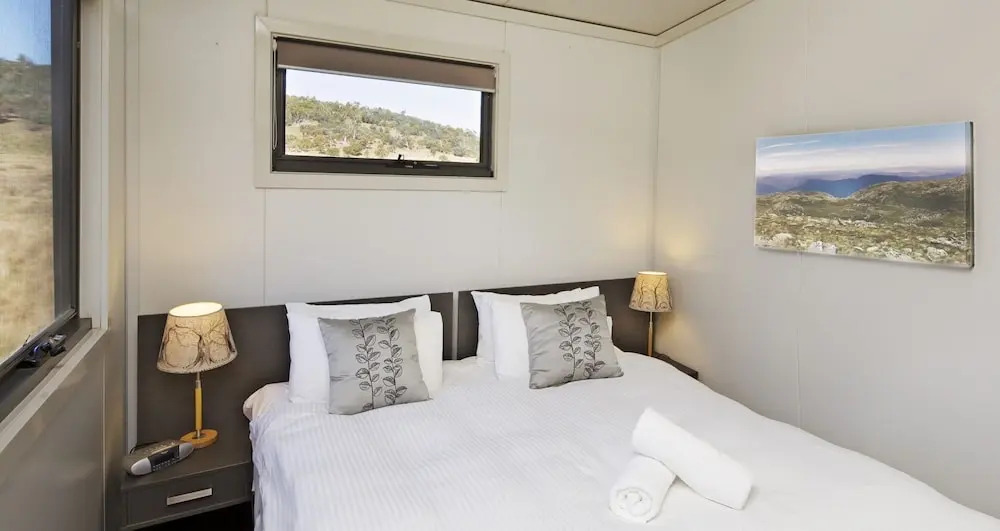 Ecocrackenback 10 'Sustainable, luxurious chalet close to the slopes.'