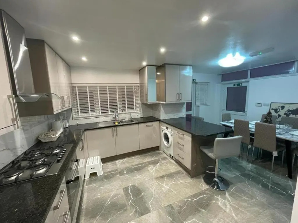 Beautiful 4 ensuite Bedroom House, Free wifi, parking, Family, Corporate, Contractors