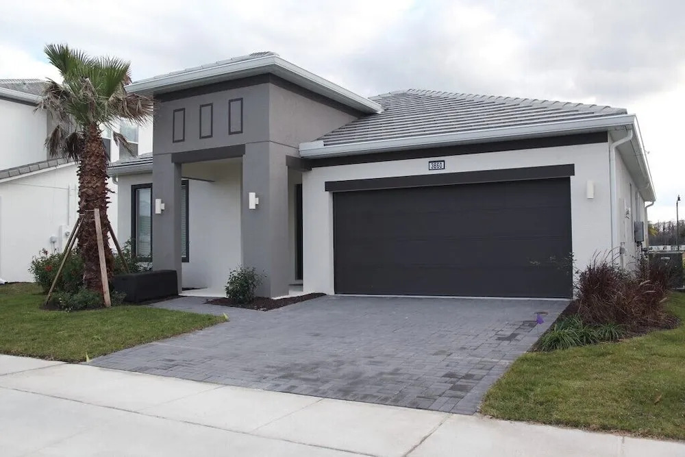 Beautiful 4 Bedroom Home Accommodates 10 Guests Home