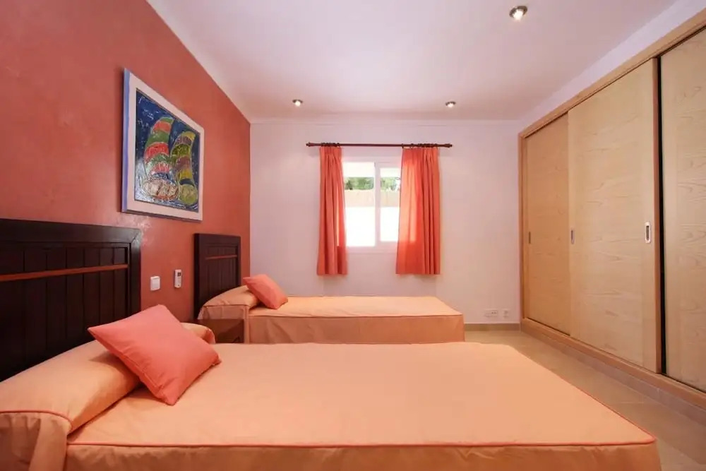 Villa - 4 Bedrooms with Pool and WiFi - 103196
