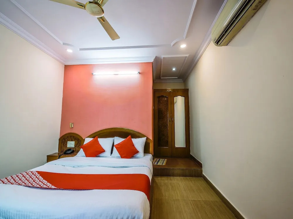 Oyo 13935 Party House