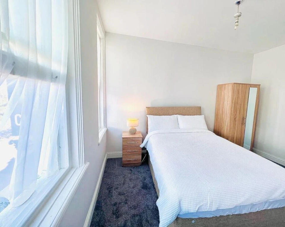 Spacious 6 double-bed rooms C2C Southend