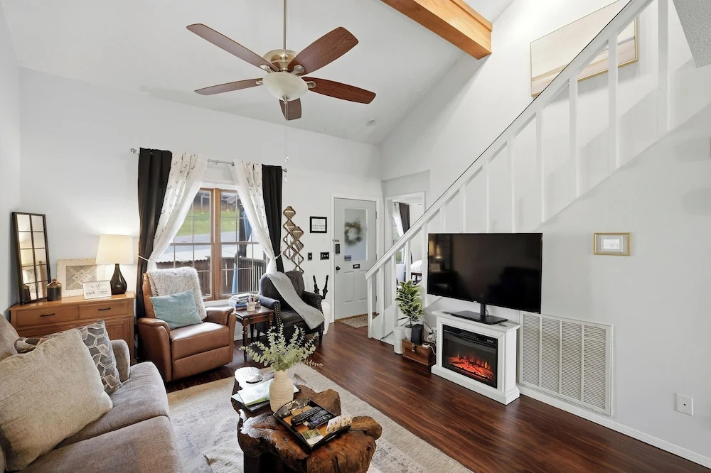 Holiday Island Escape w/ Panoramic Lake Views