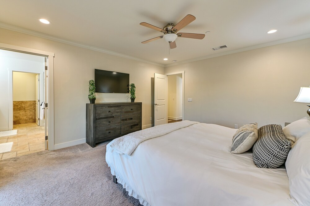 Stroll to Shore: Oceanside Condo w/ Hot Tub Access