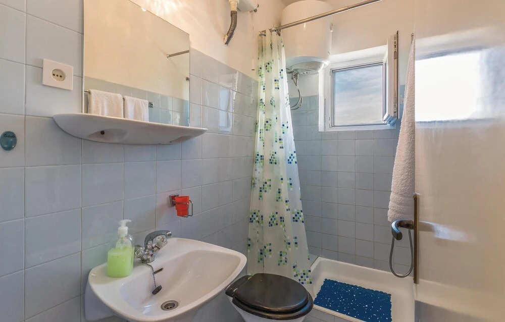 Beautiful Home in Makarska With Wifi and 2 Bedrooms