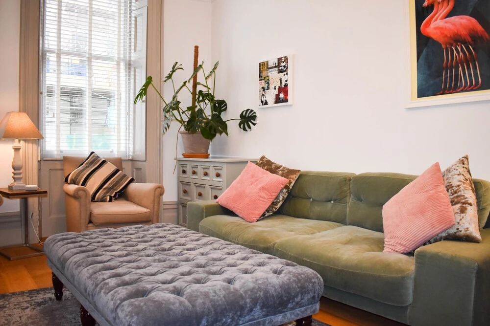 2BD Seafront Flat w Tasteful Decor & Large Garden