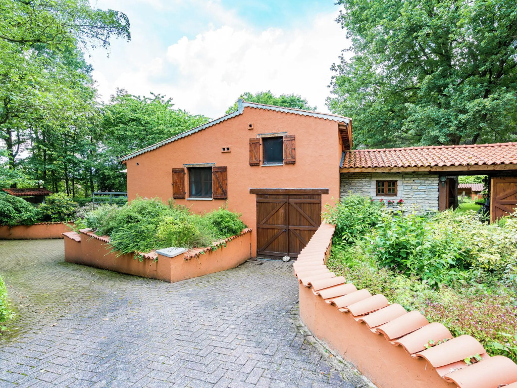 Cosy and Snug Holiday Home With Joint Swimming Pool