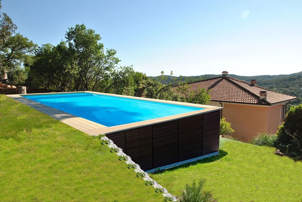 Suite on hill, air-conditioned apartment in villa with outdoor patio