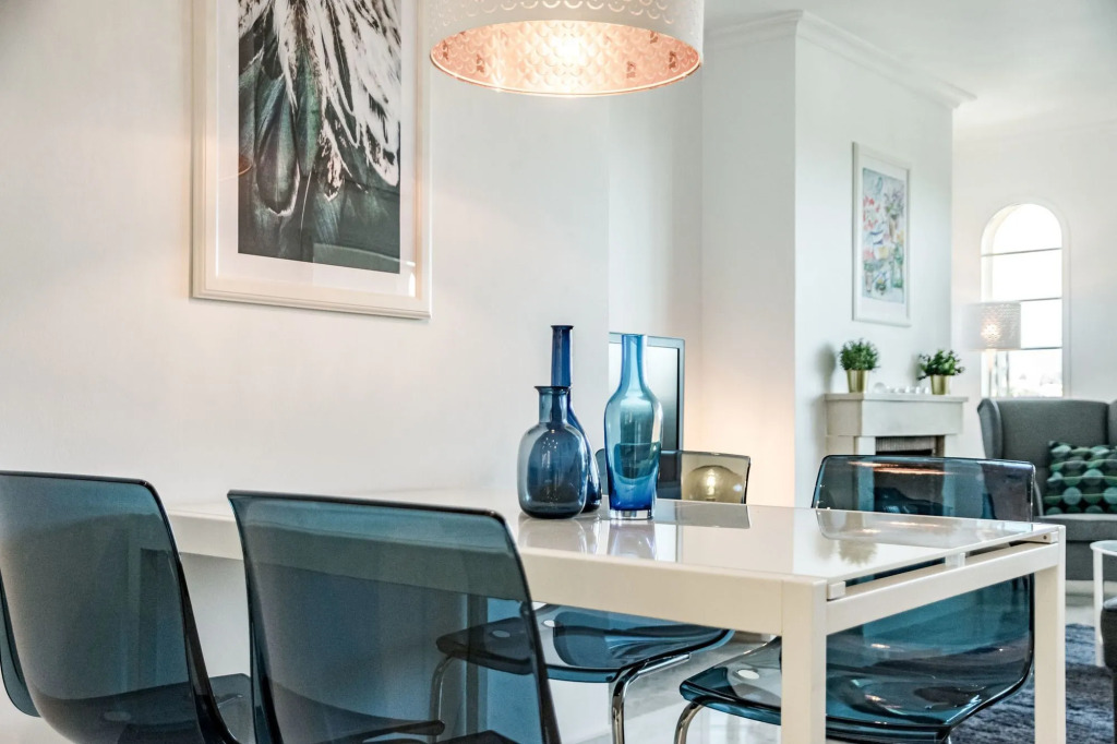 SAT1-walking distance to Puerto Banus