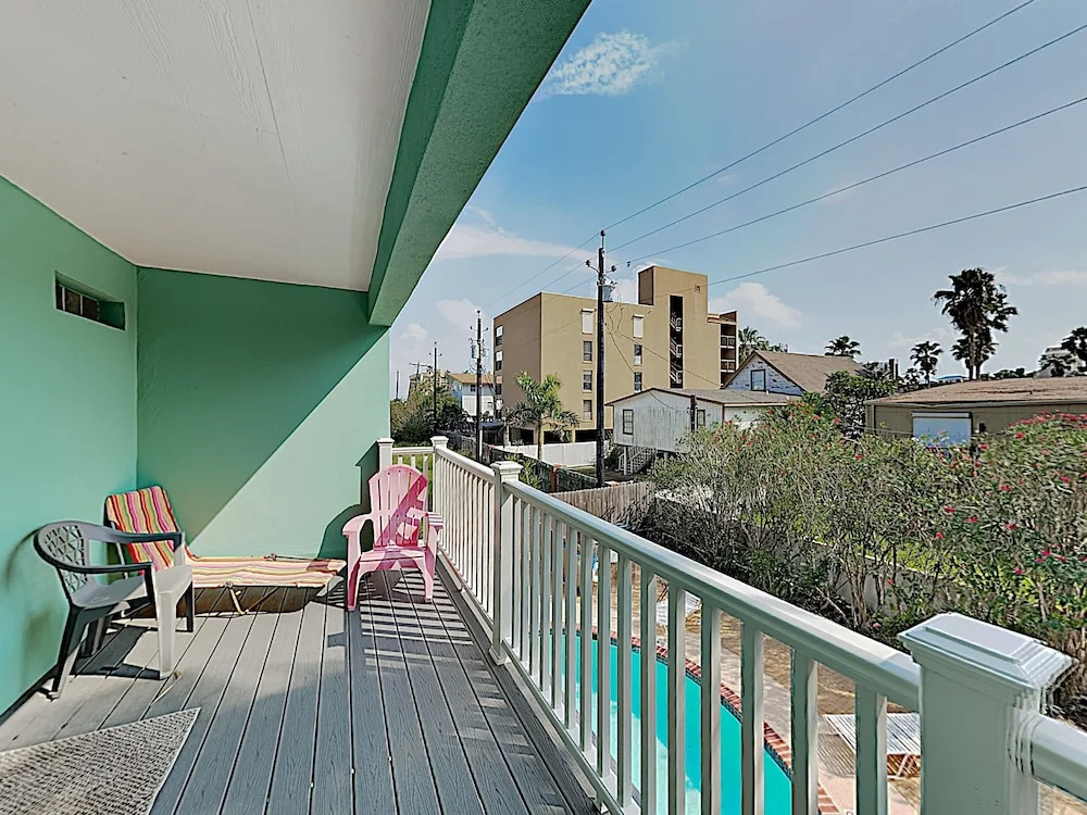 New Listing! Shoreside W/ Pool - 1 Block To Beach 2 Bedroom Duplex