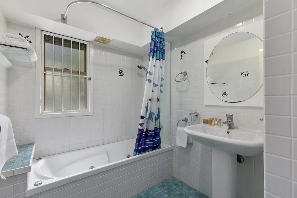 Hop, Skip, Jump Away From Hastings - Unit 6 Descola 6 Noosa Drive