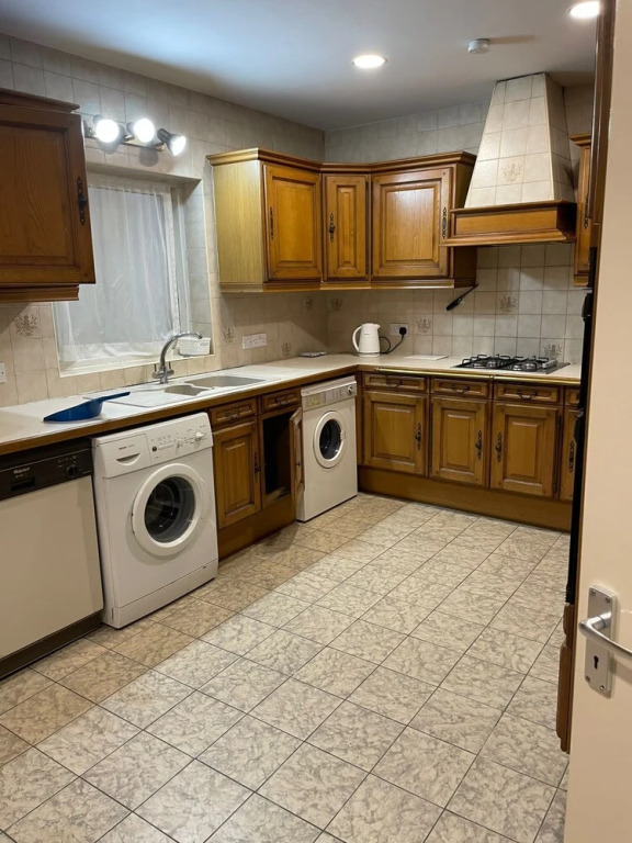 Charming 5-bed House in Mitcham