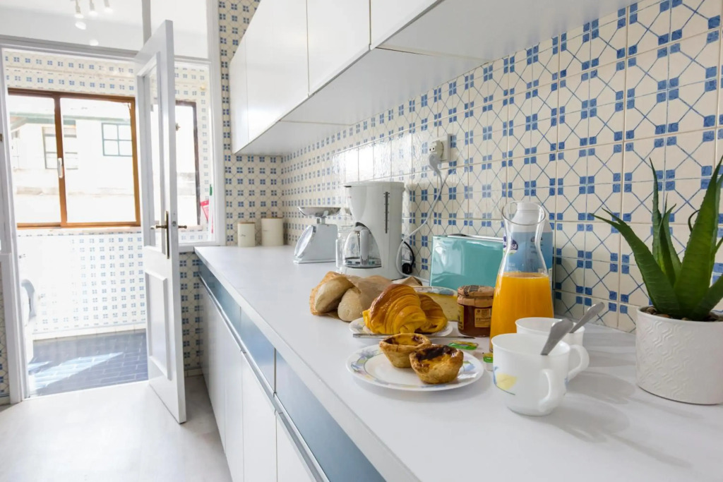 Metro Lapa House with sunny balcony and A/C