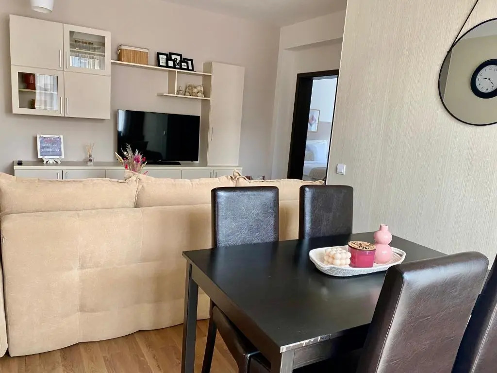 Wanderlust Home Cream, Rasnov Apt for 4, Wifi and Free Parking