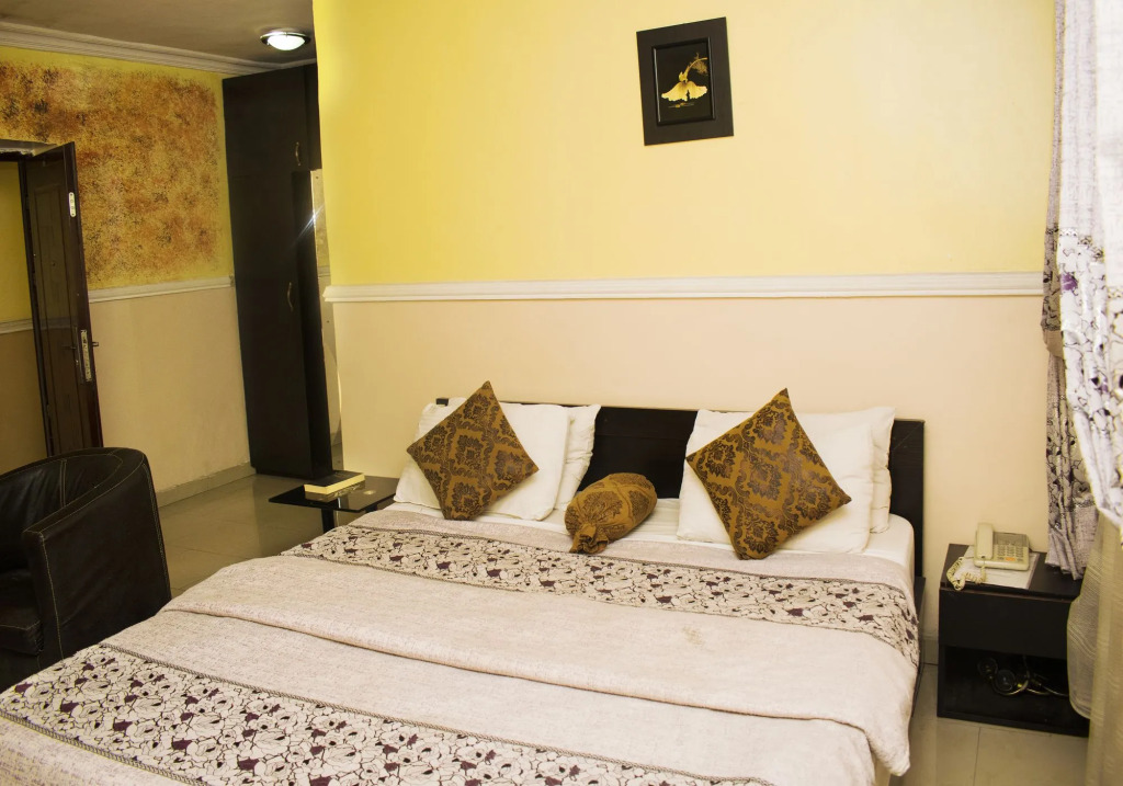 Maxton Suites
