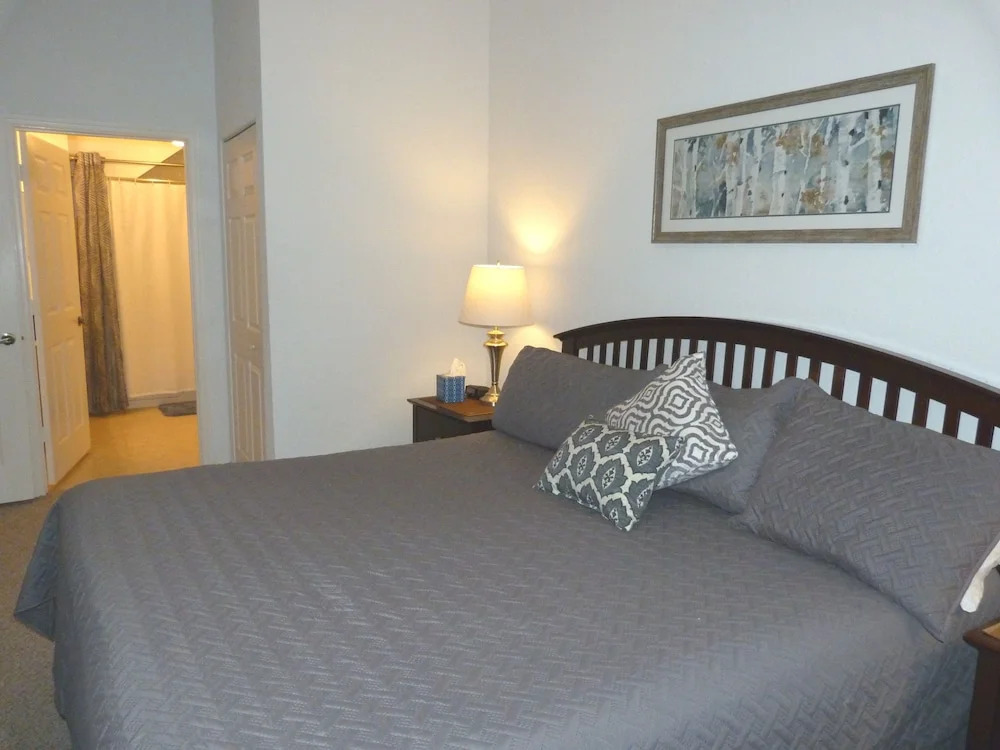 Near Theme Parks! Gorgeous 3 BR Town Home, Splash Park, Pool, Lake, And More!