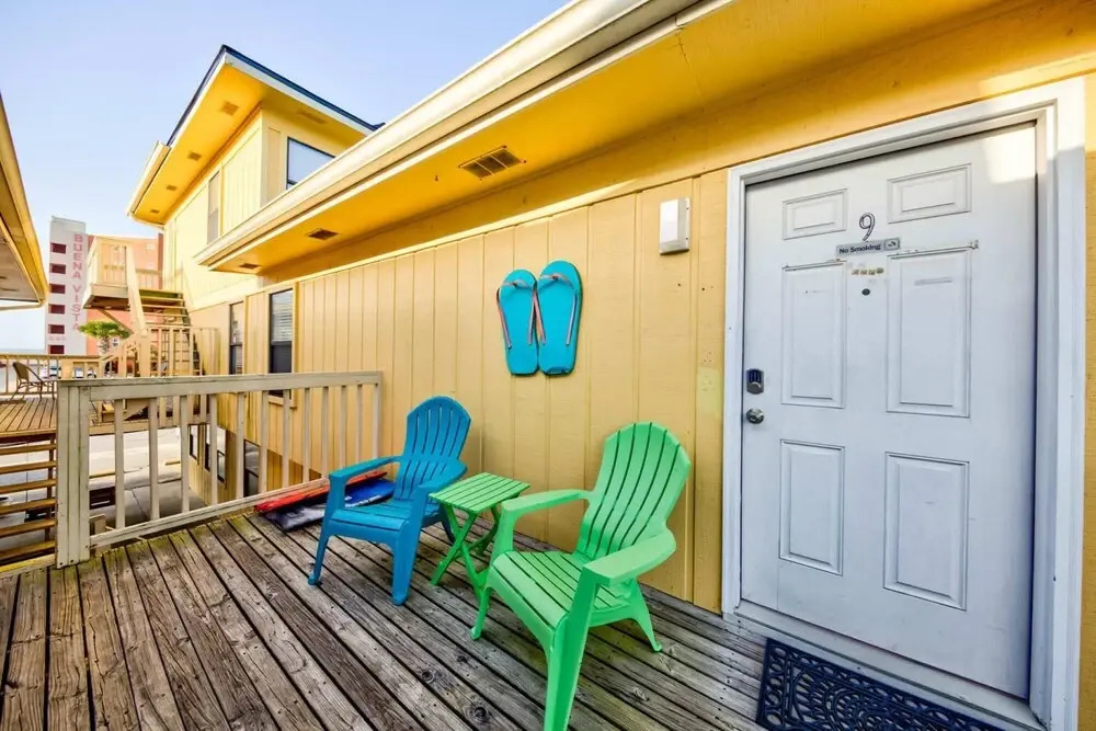 Adorable Condo Directly Across the Street From Beach With Pool and hot tub