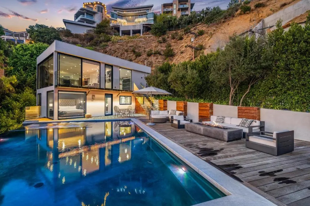 Modern Smart Home With Spectacular Views