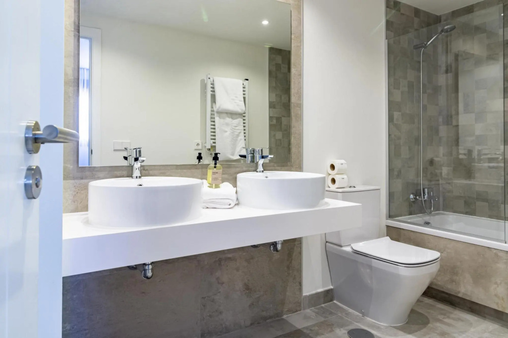INF3- Luxury apartment close to all amenities.