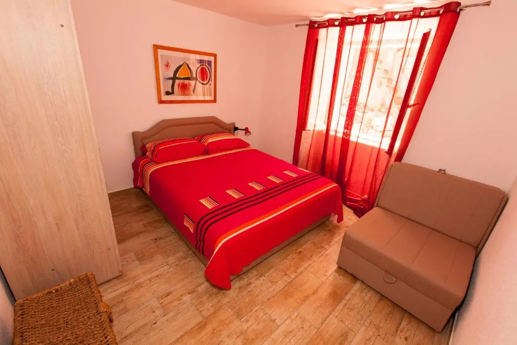 Oldhouse Vucinovic