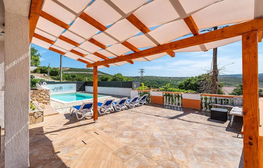 Five-Bedroom Holiday Home In Rovanjska