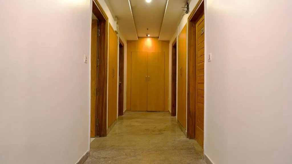 Hotel All Iz Well - Just a min away from New Delhi Railway Station