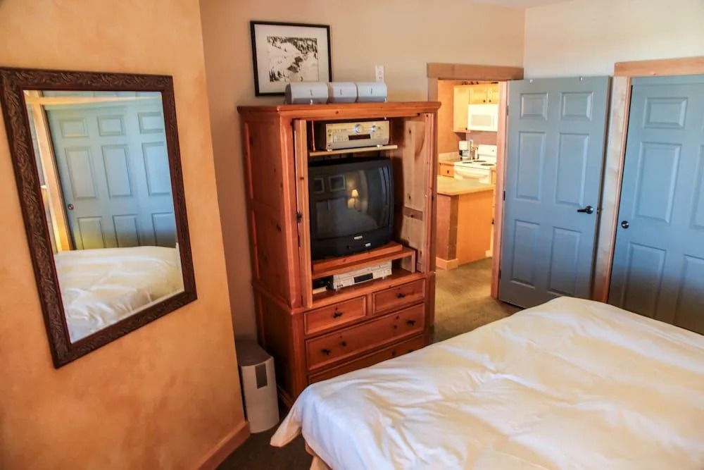 Sunstone 103 Updated Condo At Sunstone Lodge with Great Complex Amenities, near Ski-In Ski-Out by RedAwning