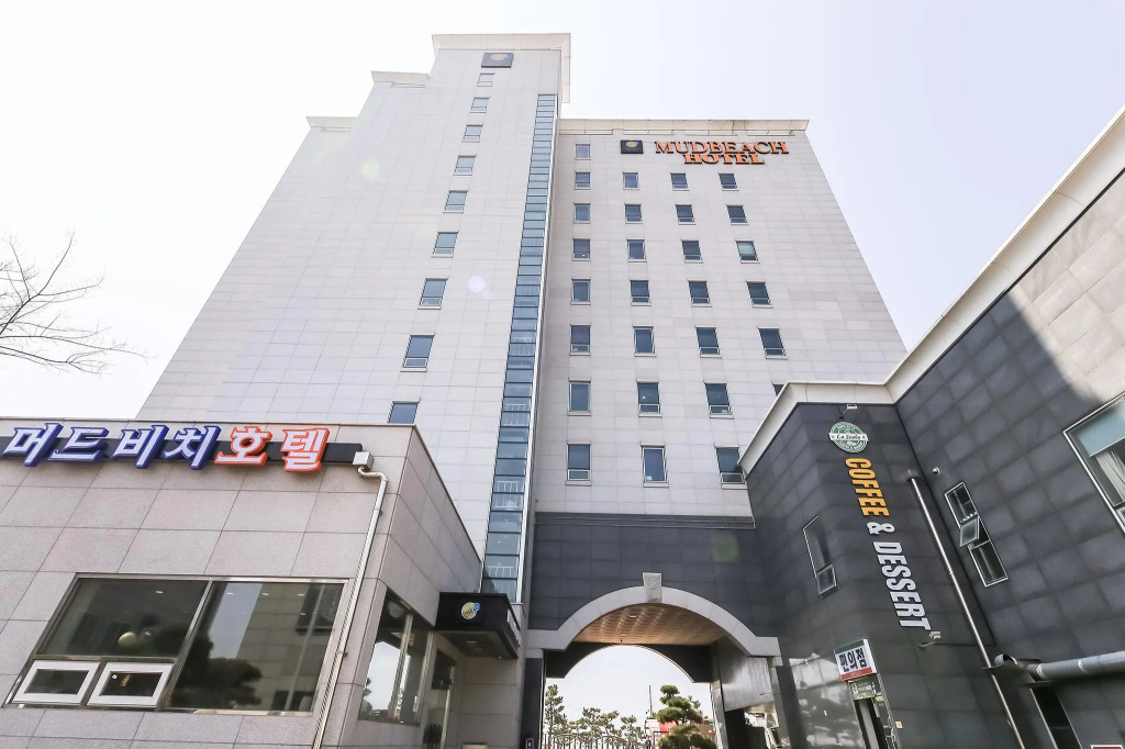 Mud Beach Hotel
