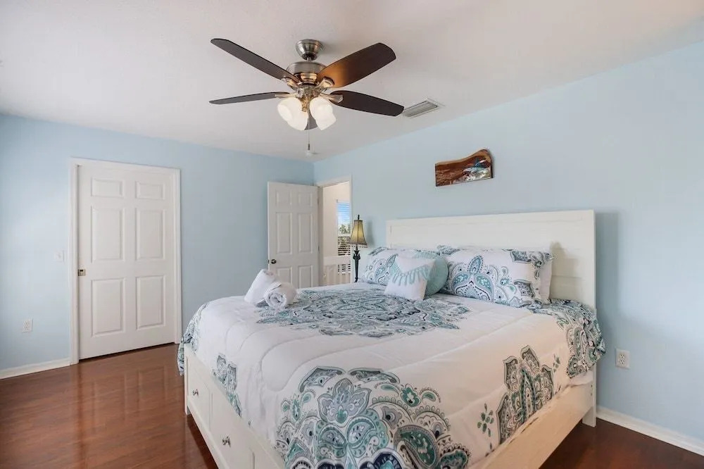 Dolphin Resort 3 Bedroom Home by RedAwning